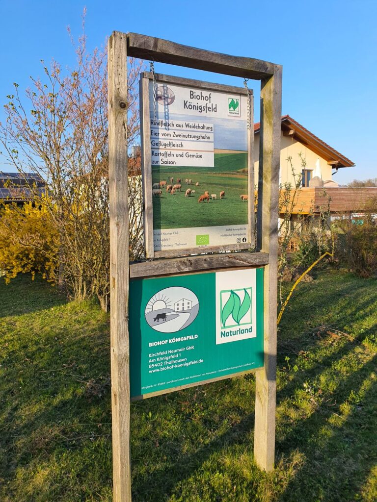 Schild am Eingang zum Biohof Königsfeld.