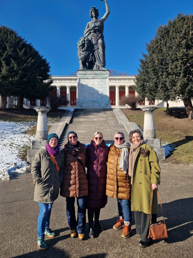 Vier Grünen Gemeindratskandidatinnen mit Katharine Schulze vor der Bavaria auf der Theresienwiese.