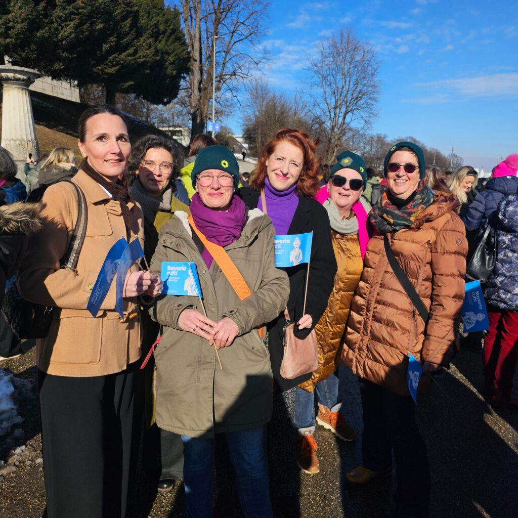 Vier Gemeinderatskandidatinnen mit Kabarettistin und Schauspielerin "Mama Bavaria" Luise Kinseher in ihrer Mitte.