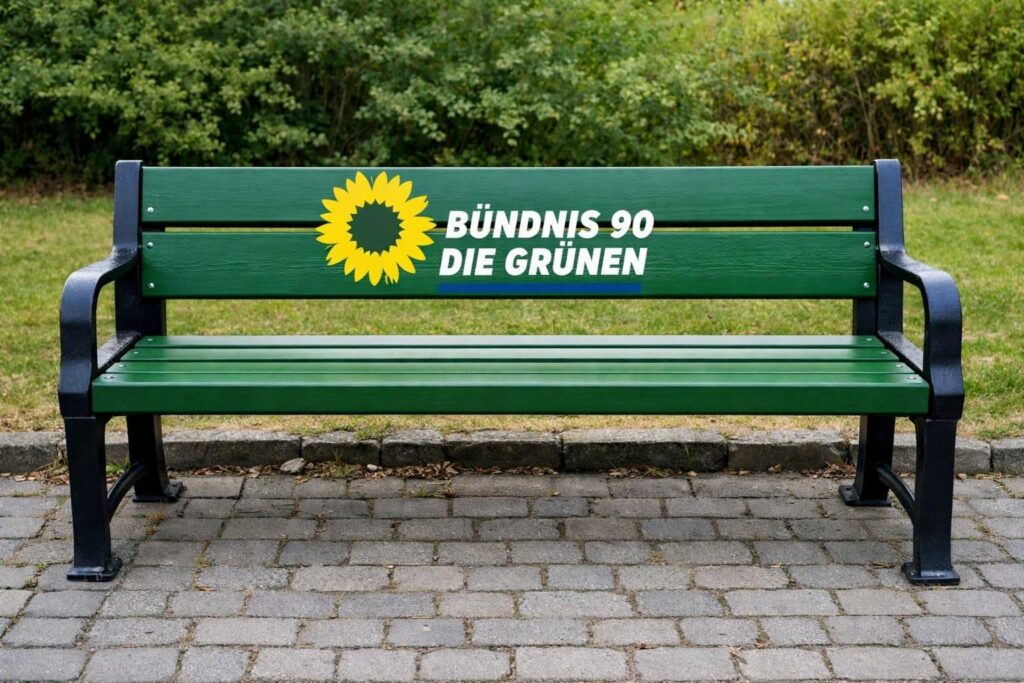 Eine grüne Bank mit dem Logo von Bündnis 90/Die Grünen